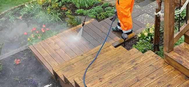 Cleaning Decking with pressure washer